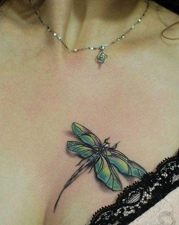 点击大图看下一张：美女胸部好看的蜻蜓刺青图片
