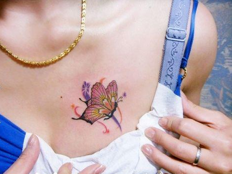 点击大图看下一张：美女胸部好看的蝴蝶刺青图片