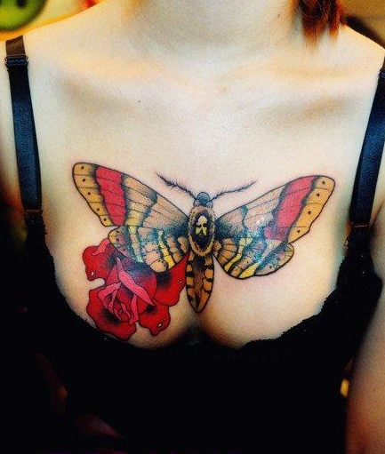 点击大图看下一张：美女前胸漂亮的玫瑰飞蛾纹身图案