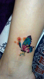 女人脚踝处漂亮好看的彩色蝴蝶刺青