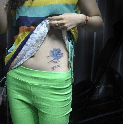 点击大图看下一张：美女腹部精美的玫瑰花纹身图案大全