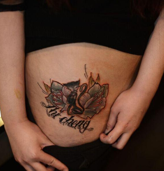 点击大图看下一张：腹部小猫双玫瑰花英文字母刺青