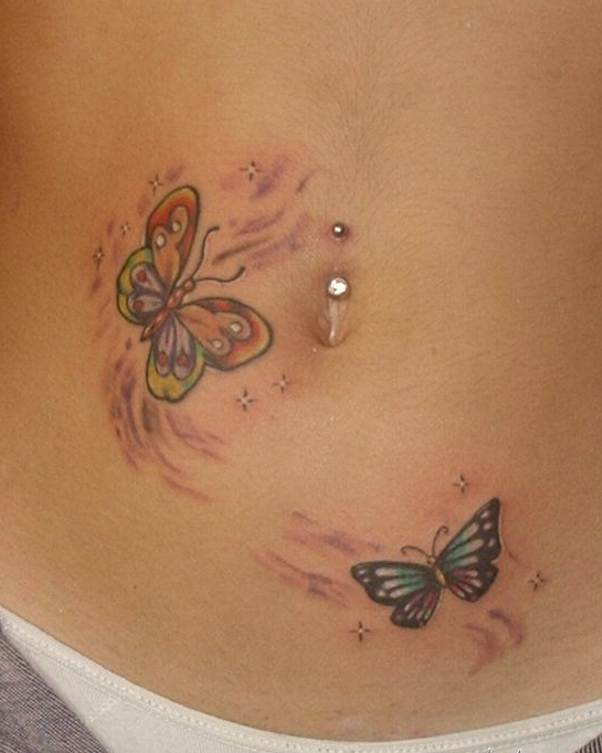点击大图看下一张：腹部两只带钻的蝴蝶刺青