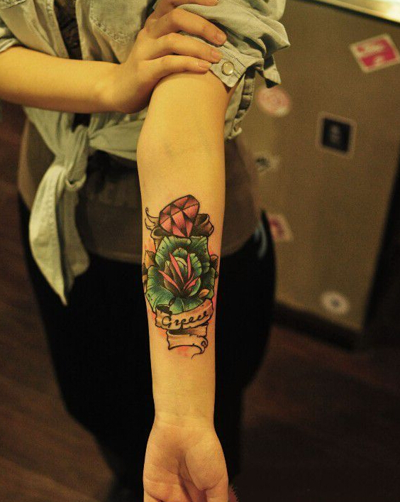 点击大图看下一张：玫瑰钻石手臂刺青作品