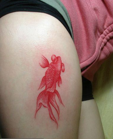 点击大图看下一张：美女腿部彩色的水墨画金鱼刺青