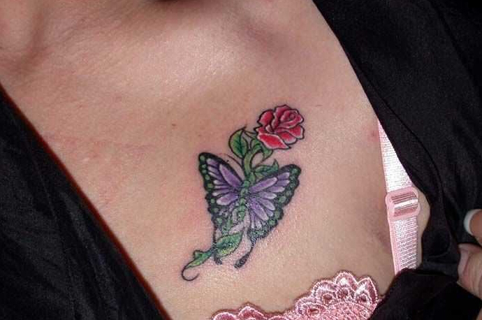 点击大图看下一张：美女胸部红色玫瑰和紫色蝴蝶刺青