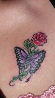 美女胸部红色玫瑰和紫色蝴蝶刺青