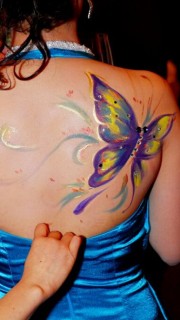 美女背部好看的蝴蝶纹身图案
