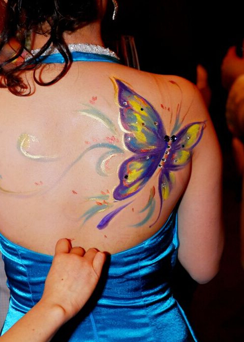 点击大图看下一张：美女背部好看的蝴蝶纹身图案