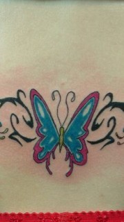 后腰好看的蝴蝶藤蔓纹身图案