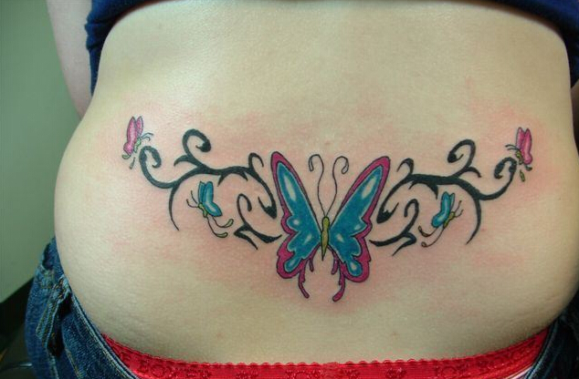 点击大图看下一张：后腰好看的蝴蝶藤蔓纹身图案