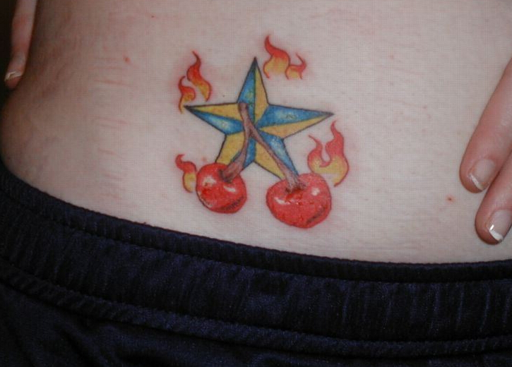 点击大图看下一张：冒火的五芒星和樱桃刺青
