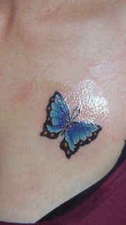 丰满MM胸前的蓝色蝴蝶刺青