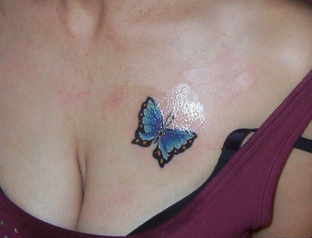 点击大图看下一张：丰满MM胸前的蓝色蝴蝶刺青
