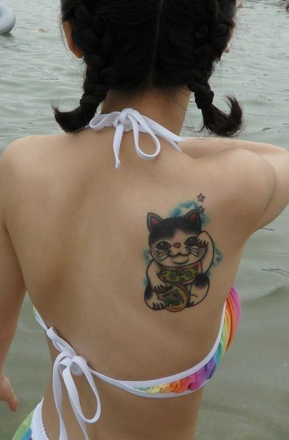 点击大图看下一张：美女背部好看的招财猫刺青图片