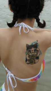 美女背部好看的招财猫刺青图片