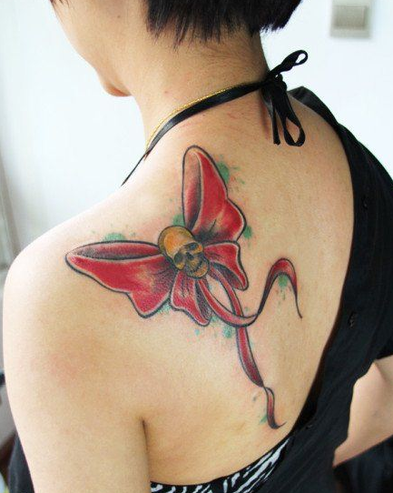 点击大图看下一张：女人喜欢的肩背蝴蝶结刺青图片