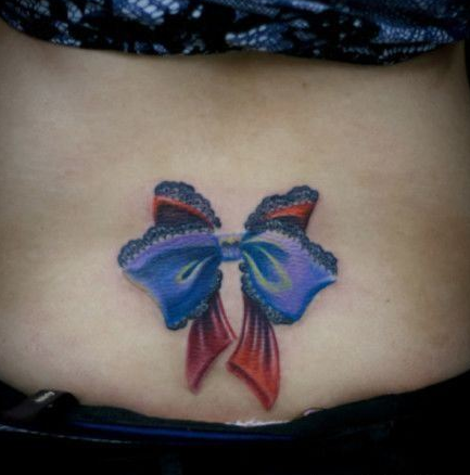 点击大图看下一张：女性腰部蕾丝蝴蝶结纹身图案大全