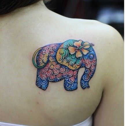 点击大图看下一张：肩部彩色大象刺青图案