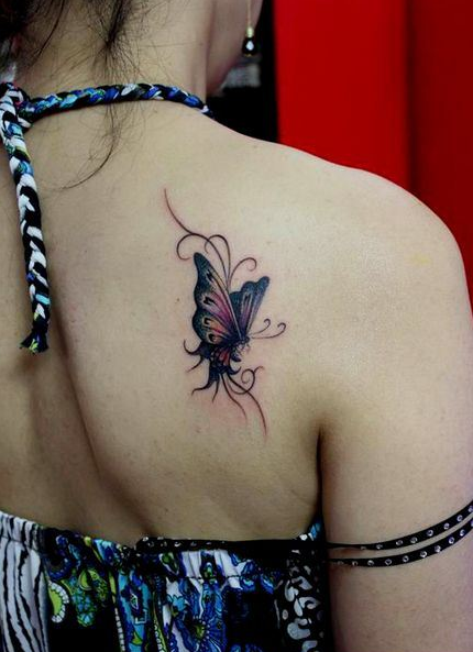 点击大图看下一张：唯美好看的美女肩部蝴蝶纹身图案大全
