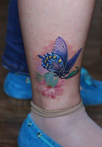 点击大图看下一张：女性腿部漂亮超酷的彩色蝴蝶刺青图片