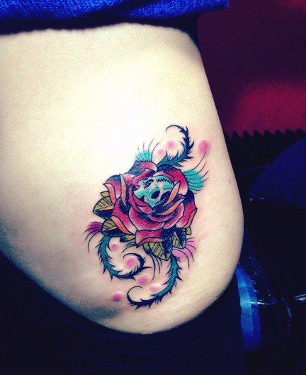 点击大图看下一张：美女腰部玫瑰花与小骷髅刺青图片