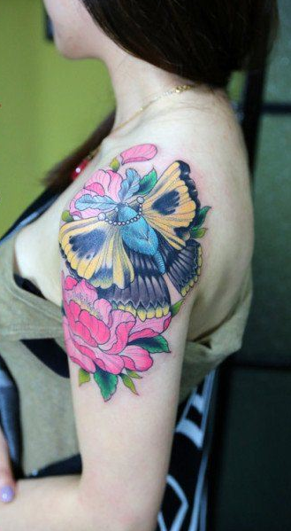 点击大图看下一张：美女手臂漂亮时尚的彩色蝴蝶刺青图片