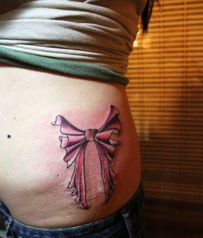 点击大图看下一张：女孩子臀部蝴蝶结刺青图片