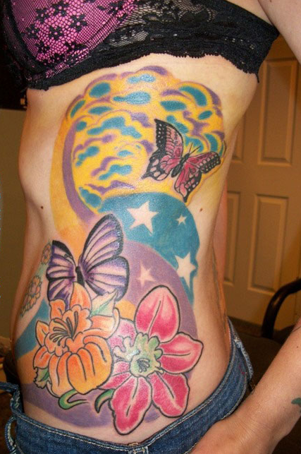 点击大图看下一张：侧身彩色背景花朵蝴蝶纹身