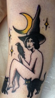 手臂上的女巫三宠物纹身