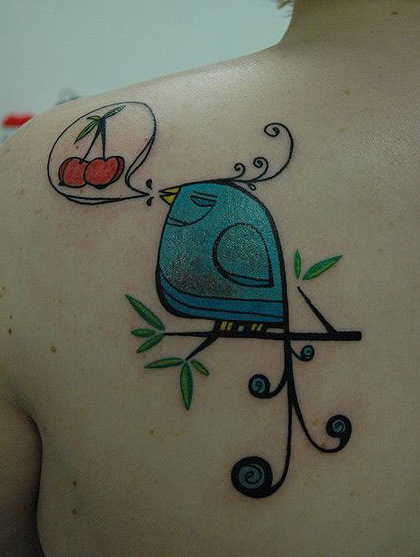点击大图看下一张：后肩的可爱蓝色小鸟纹身图案