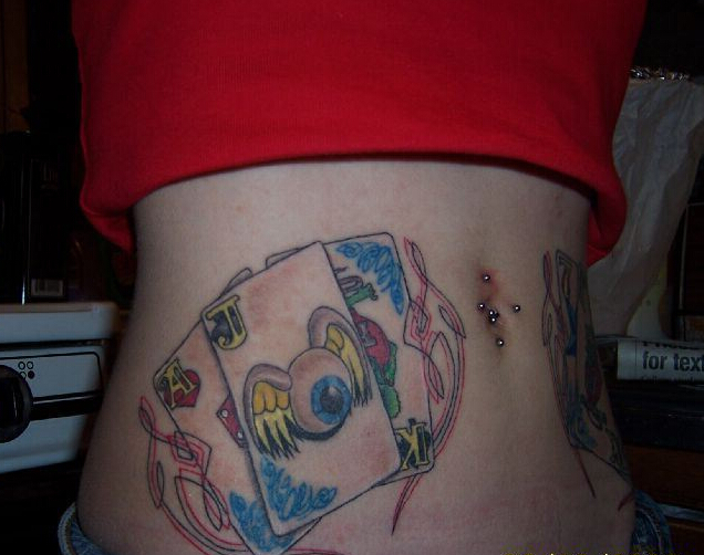 点击大图看下一张：女性腹部古怪的扑克牌纹身