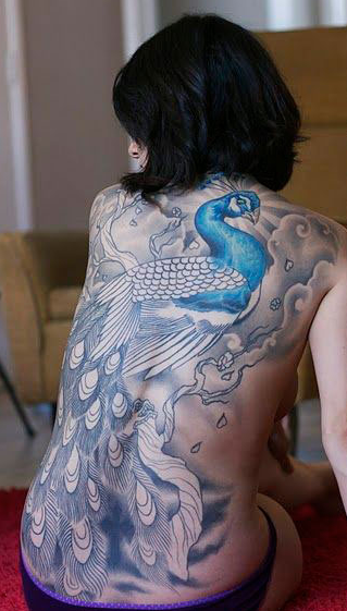 点击大图看下一张：美女满后背的蓝孔雀纹身