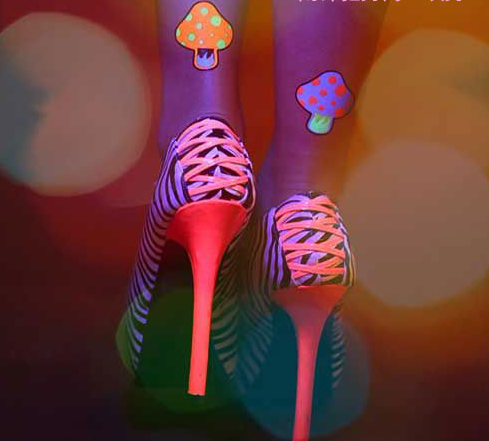 点击大图看下一张：后脚跟上的彩色蘑菇荧光纹身