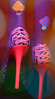 后脚跟上的彩色蘑菇荧光纹身