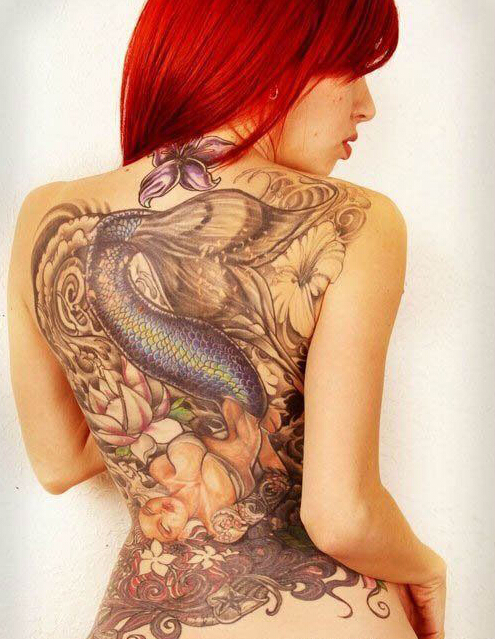 点击大图看下一张：红发美女满后背美人鱼纹身