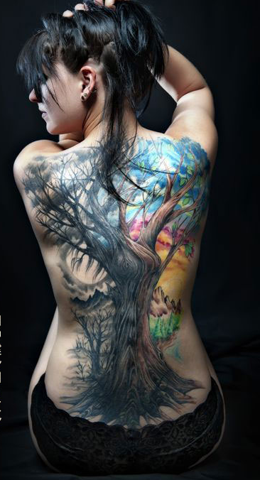 点击大图看下一张：美女满后背的彩色树纹身图
