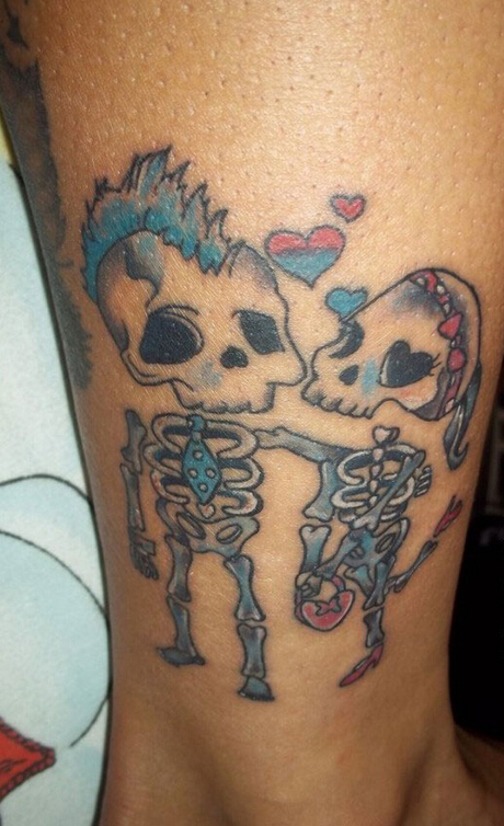 点击大图看下一张：小腿可爱的情侣小骷髅纹身