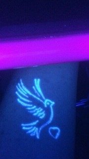好看的荧光爱心鸽子纹身图案