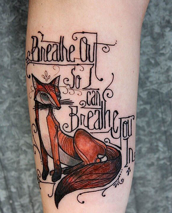 点击大图看下一张：手臂上红色狐狸纹身