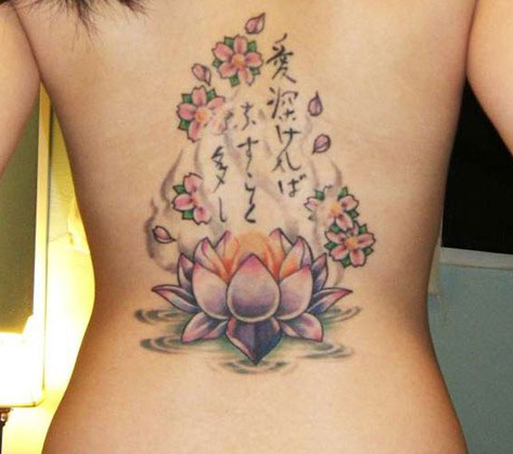 点击大图看下一张：后腰日文和莲花纹身