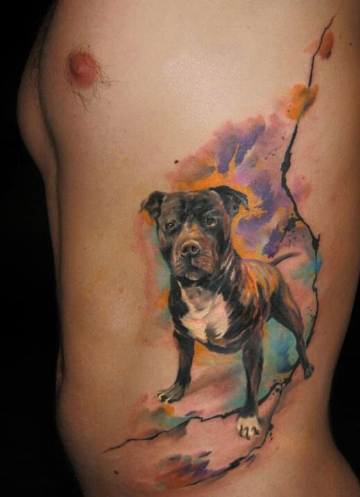 点击大图看下一张：帅哥侧身的狗狗彩墨风格纹身