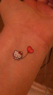 手腕上拿气球的凯蒂猫纹身