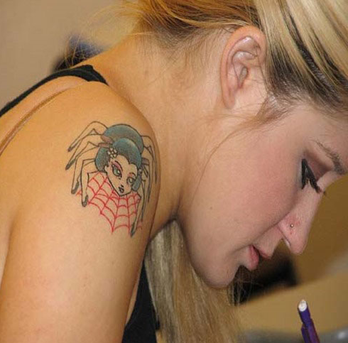 点击大图看下一张：女孩右肩搞怪艺妓蜘蛛纹身