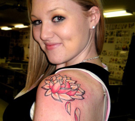 点击大图看下一张：女孩左肩膀上的粉红色莲花纹身