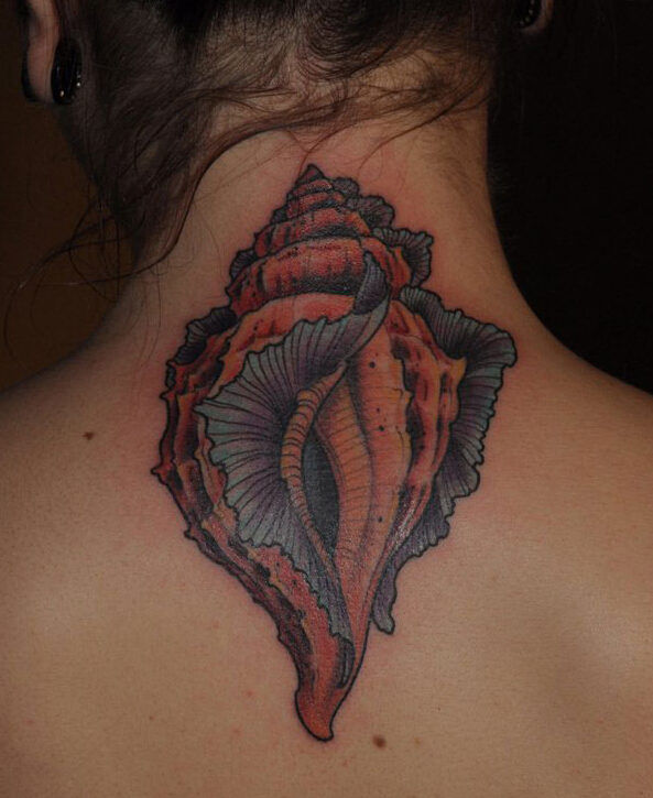 点击大图看下一张：女性后颈海螺纹身纹身图案