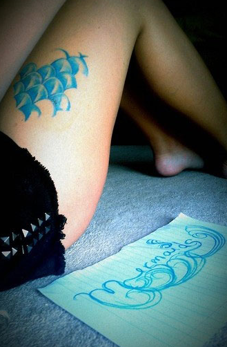 点击大图看下一张：女孩大腿蓝色鱼鳞纹身