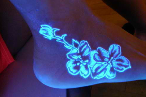 点击大图看下一张：脚后跟花朵荧光纹身