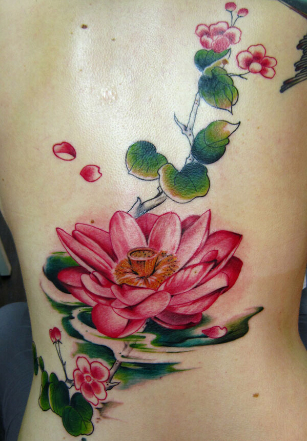 点击大图看下一张：女孩满后背大朵莲花加花枝纹身