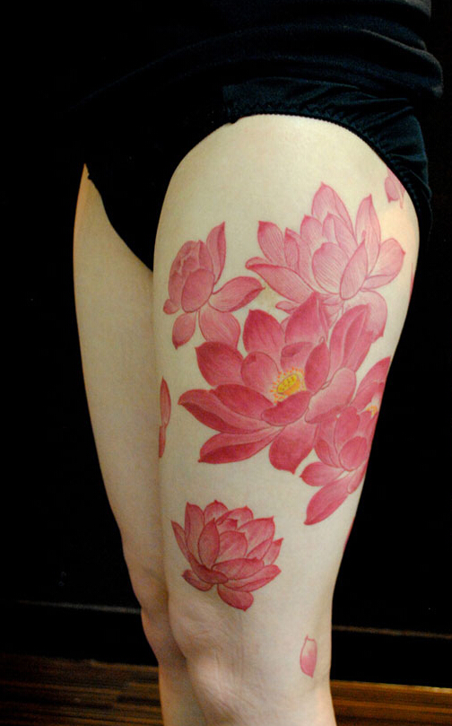 点击大图看下一张：白皮肤大腿嫩红色荷花和花瓣纹身